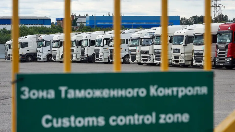 Правительство ввело переходный период: требование предварительной уплаты НДС и акцизов временно приостановлено, а упрощённый порядок ввоза из стран ЕАЭС продлён до 31 августа.