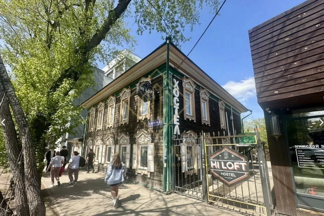В центре города выставлен на продажу двухэтажный хостел с мансардой площадью 205,6 м² на участке 5 соток — рядом с пешеходной зоной «Иркутские кварталы». В объявлении отмечены действующий бизнес, система бронирования и клиентская база.