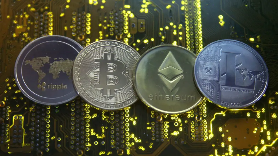 Закон о либерализации крипторынка введёт обязательное KYC, новые виды операций под контролем с порогом от миллиона рублей, а также даст банкам и депозитариям право блокировать криптоплатежи и отказывать в обслуживании при подозрении на отмывание.