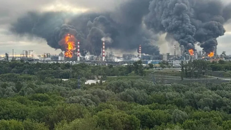 По сведениям источников, украинские силы с опорой на разведданные наносят удары по НПЗ и военным объектам в глубине России. Удары привели к резкому сокращению переработки нефти и ограничениям на продажу топлива в регионах.