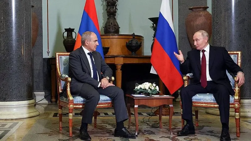 1 июня состоялся телефонный разговор, в котором российский президент поздравил премьер‑министра Армении и обсудил итоги заседания Высшего евразийского экономического совета, затронувшее вопрос участия Армении в ЕАЭС.
