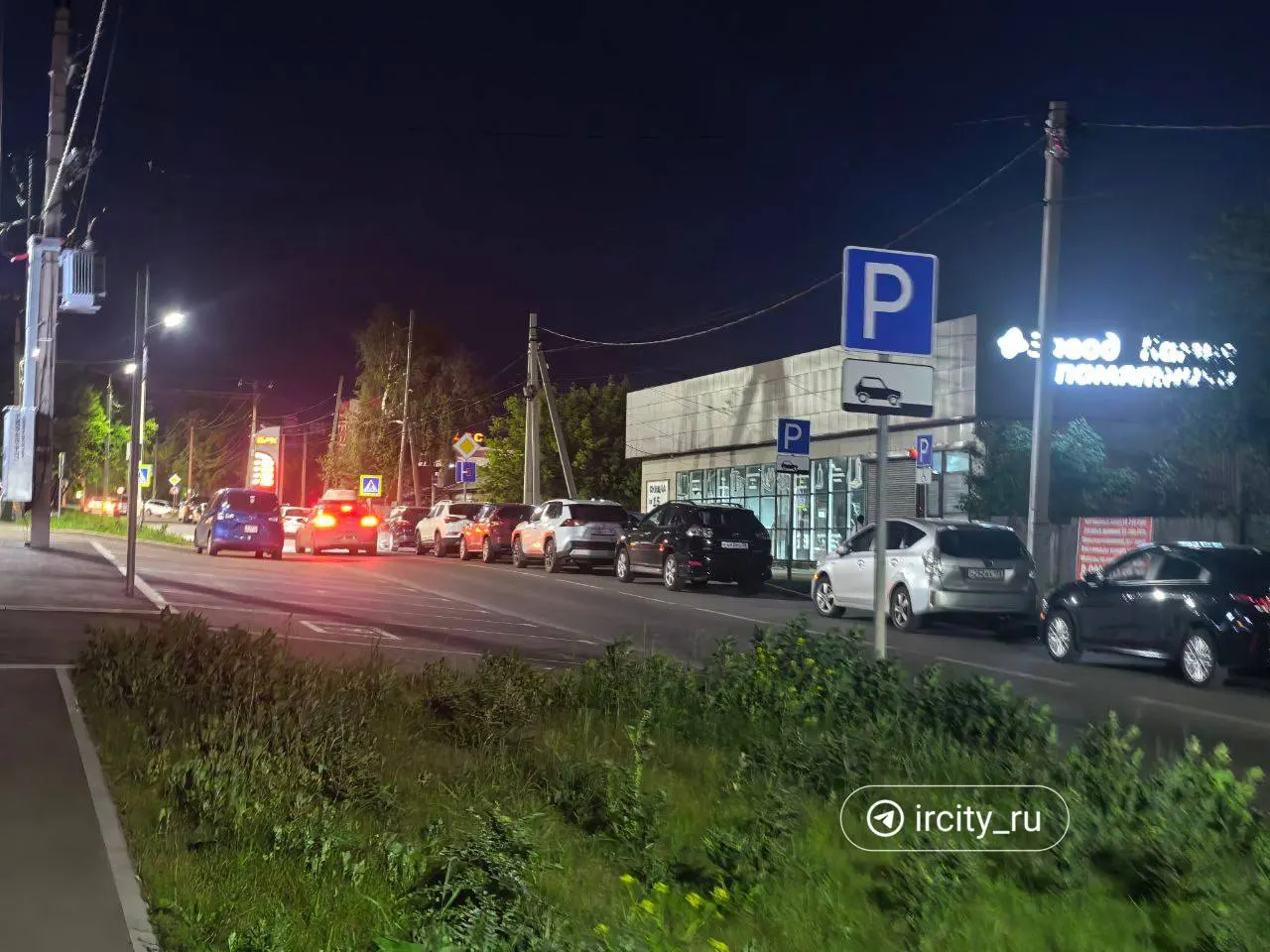 На заправке на улице Коммунистической водители ведут список: оставляют авто, уходят домой и приходят на утро — так не приходится ночевать в машине.