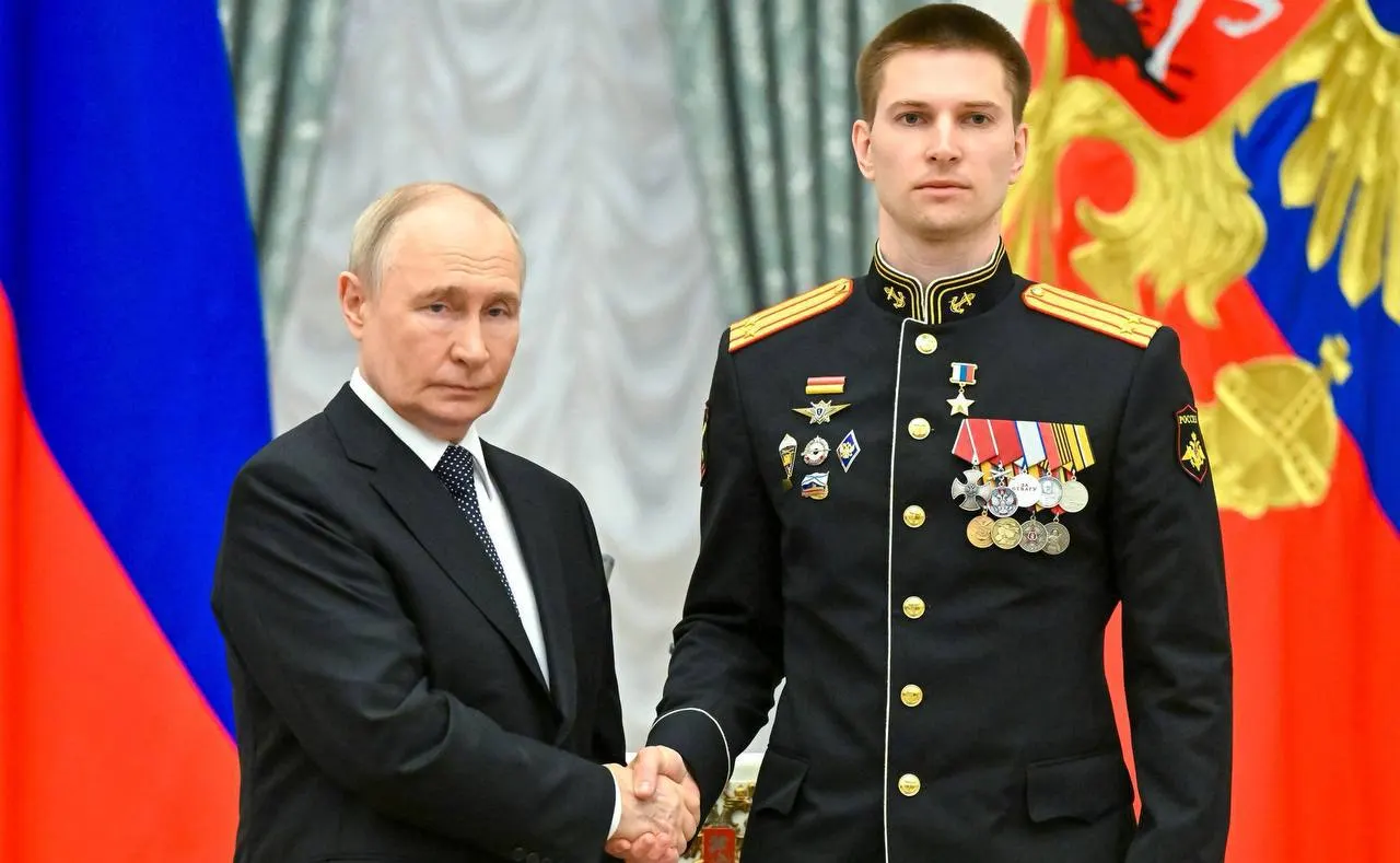 Президент лично отметил подвиг подполковника Берестовского за мужество в ходе специальной военной операции: он дважды ранен, уничтожил три «Леопард-2» и участвовал в освобождении более 40 населённых пунктов.