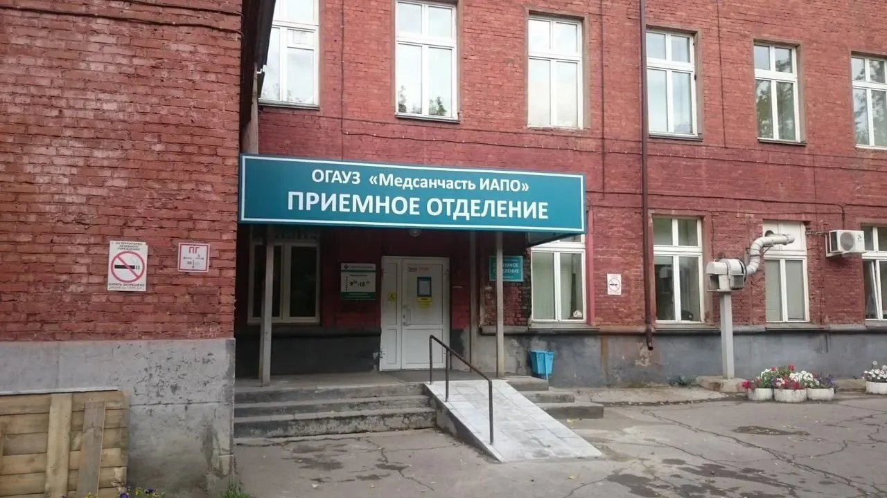 28‑летнюю женщину привезли из Ангарска; ночью 21–22 июня в роддоме умерли мать и плод. Следственные органы и областной минздрав проводят проверку.