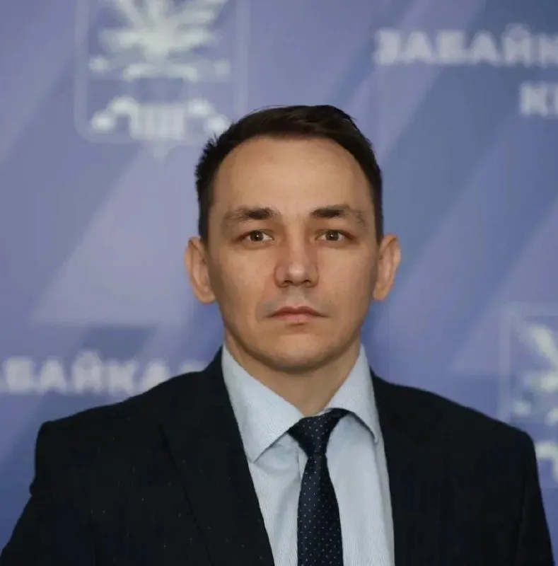 Емелюков внезапно перешёл в правительство Забайкалья и будет курировать строительную сферу. Врио министра Иркутской области — первый зам Алексей Изотов.