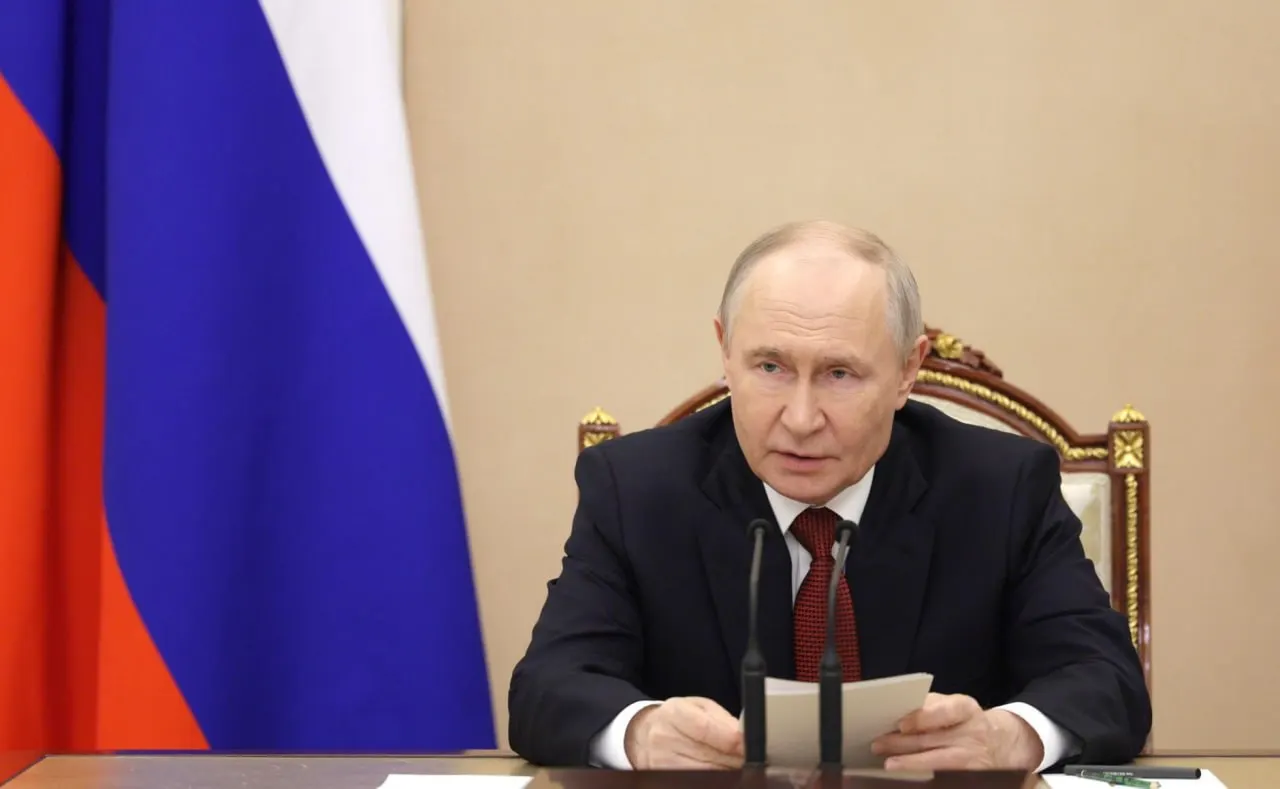 На совещании по снабжению топлива президент сообщил, что запасы бензина около 1,7 млн тонн (снижение примерно 4%), при этом очереди на АЗС сохраняются в ряде регионов — Иркутская область, Забайкалье, Бурятия, Тува и Омская область.