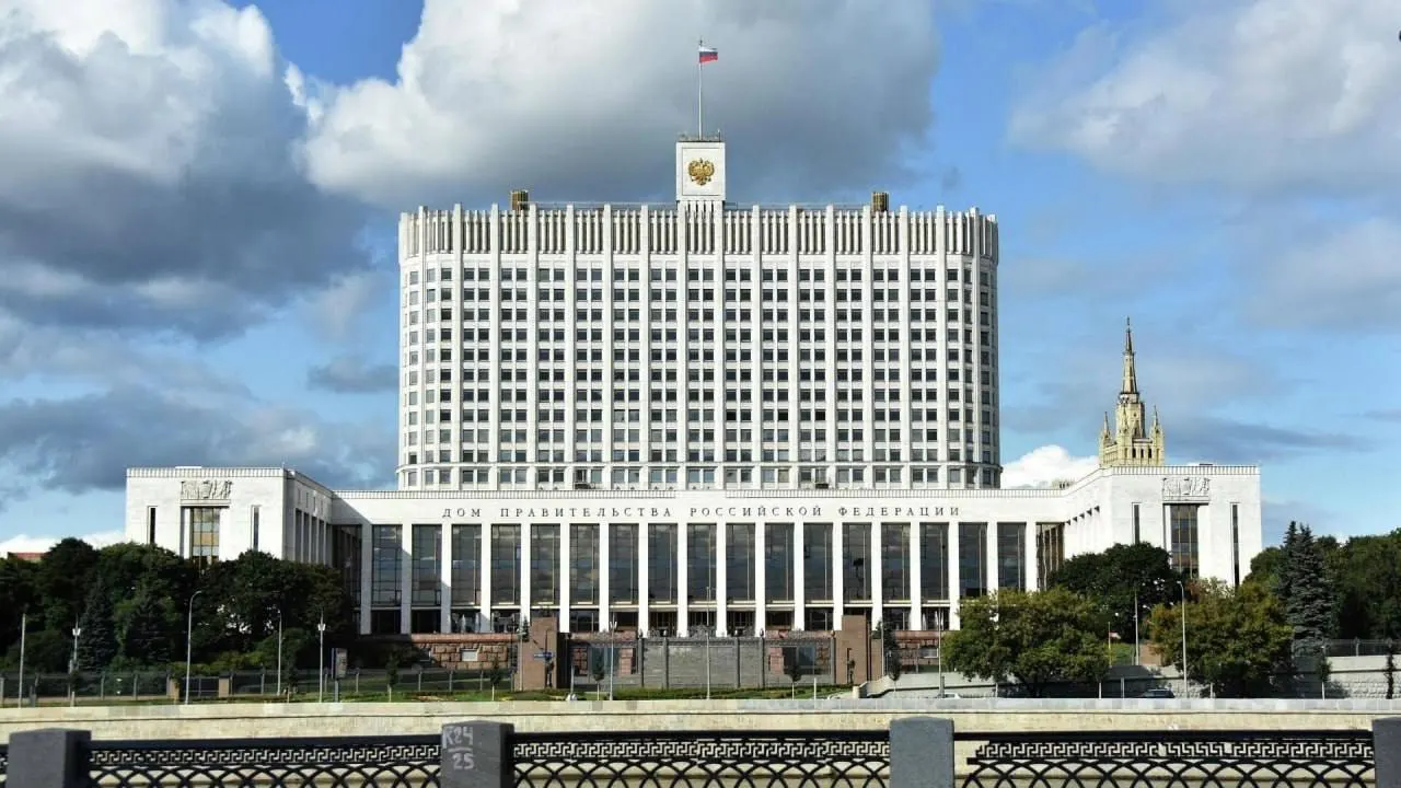 В Госдуме предложили частичную или полную компенсацию утильсбора для семей с тремя и более детьми, но в правительстве проект раскритиковали из‑за дополнительных расходов и неясных источников финансирования.