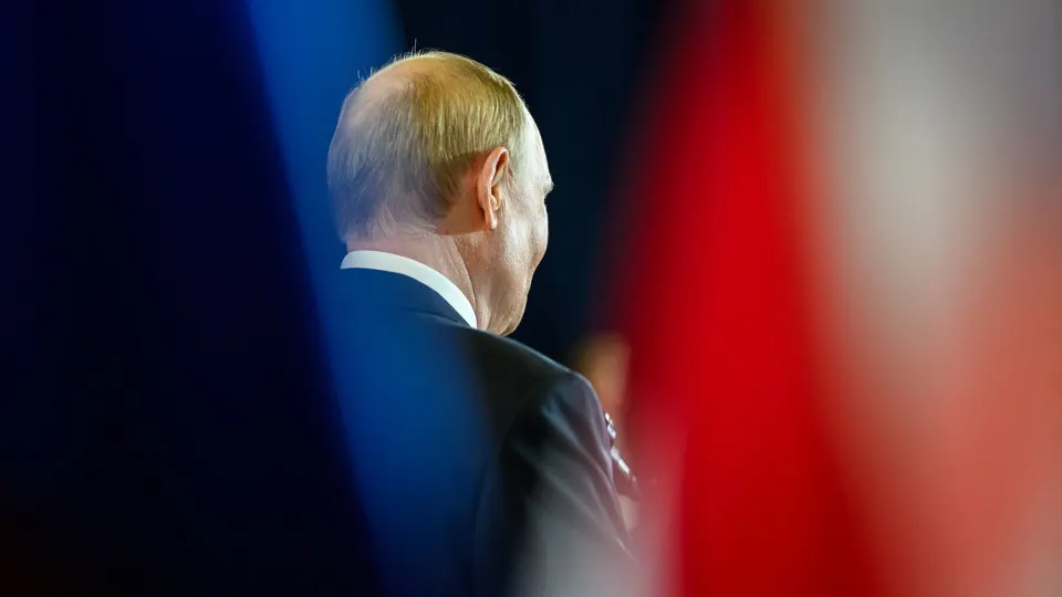 Государственный социологический центр перестал публиковать «открытый» рейтинг доверия президенту: он упал до 29,5% в начале апреля, тогда как «закрытый» опрос показывает около 73%. Одобрение деятельности остаётся выше, но тоже демонстрирует снижение.