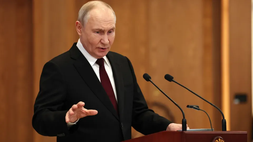 Президент предупредил о возможной реакции на запуски беспилотников с территории европейских государств, назвал атаки дронов попыткой дестабилизации и отмежёвывания Запада; специальные службы указывают на подготовку запусков с баз в Латвии, страны Балтии отвергают обвинения.