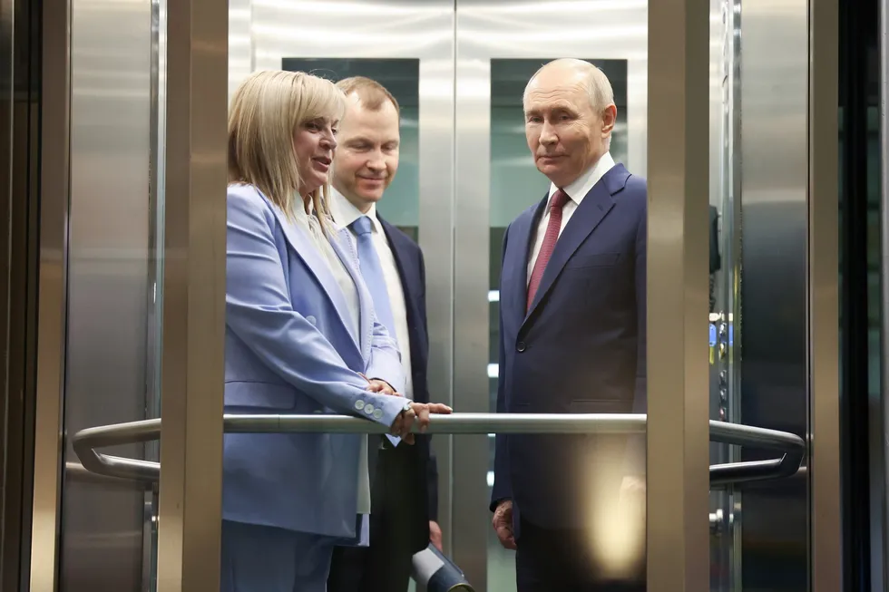 Руководители силовых ведомств настаивают на переносе или отмене выборов в Госдуму из‑за экономических проблем, падения рейтингов и угроз безопасности. В администрации и в политблоке идут споры: часть чиновников и Кремль склоняются к проведению голосования по расписанию.