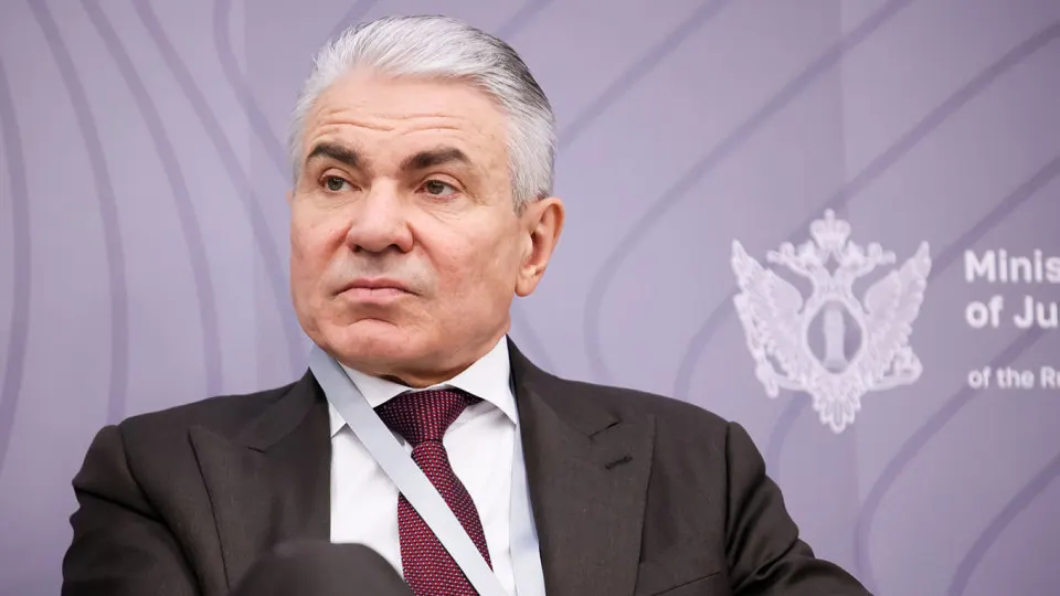 Заместитель министра юстиции предложил обязать создателей больших языковых моделей устанавливать ограничения, защищающие суверенитет: ответственность за их работу будут нести владельцы, возможны крупные штрафы и уголовная ответственность. Правительство ранее потребовало создавать «суверенные» модели, но планы принудительного запрета зарубежных нейросетей затем отвергли.