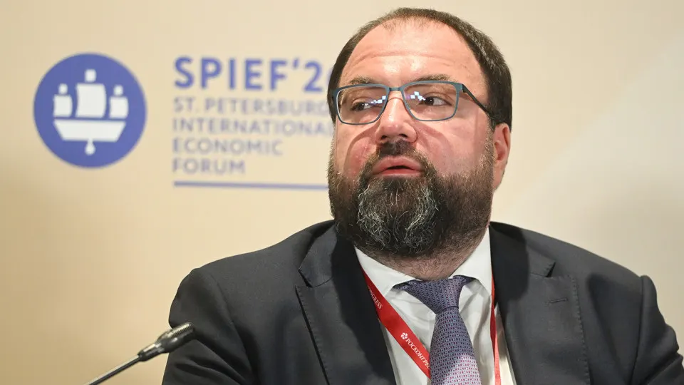 Минцифры анонсировало планы по введению обязательной возрастной идентификации в интернет‑сервисах. Рассматриваются варианты через «Госуслуги», банки и биометрию — эксперты предупреждают о рисках утечек данных и дополнительных расходах для платформ.