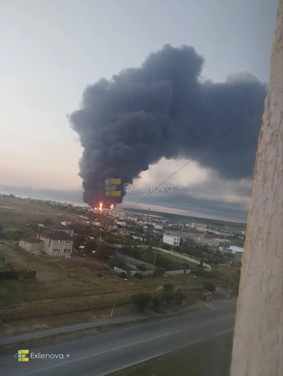 После удара беспилотников в районе Керченского пролива погибли люди, десятки получили ранения; зафиксированы пожары на нефтебазе и повреждения жилых зданий.