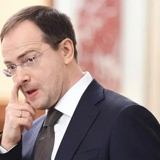 Помощник президента Владимир Мединский предложил закрепить для обучающихся за счёт бюджета обязательство отработать у конкретного работодателя или в государственных учреждениях — критики предупреждают о риске возврата к административным методам распределения кадров.
