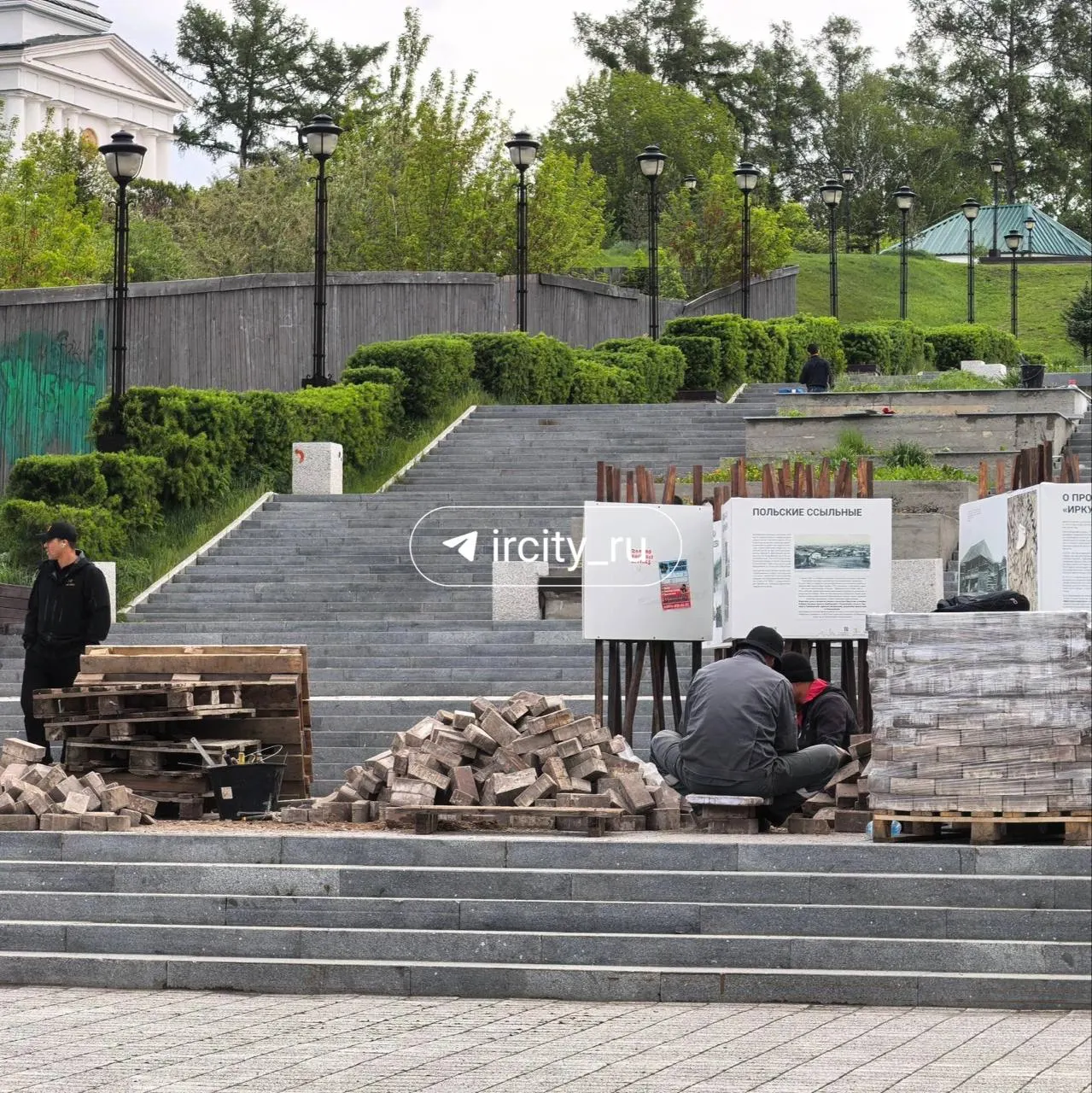 Власти города сообщили, что подрядчики укладывают гранитную плитку на клумбах лестницы и заменяют сгнившие деревянные настилы. Работы планируют завершить к 1 июля.