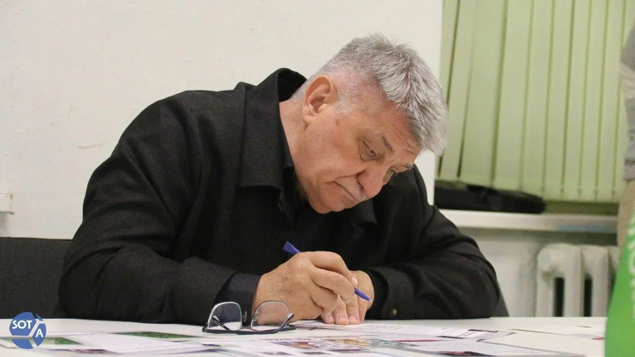 В поздравительной телеграмме президент отметил вклад Сокурова в развитие кинематографа; при этом режиссёр в последние годы фактически лишён прокатных удостоверений и в январе 2026 года исключён из профильного совета.