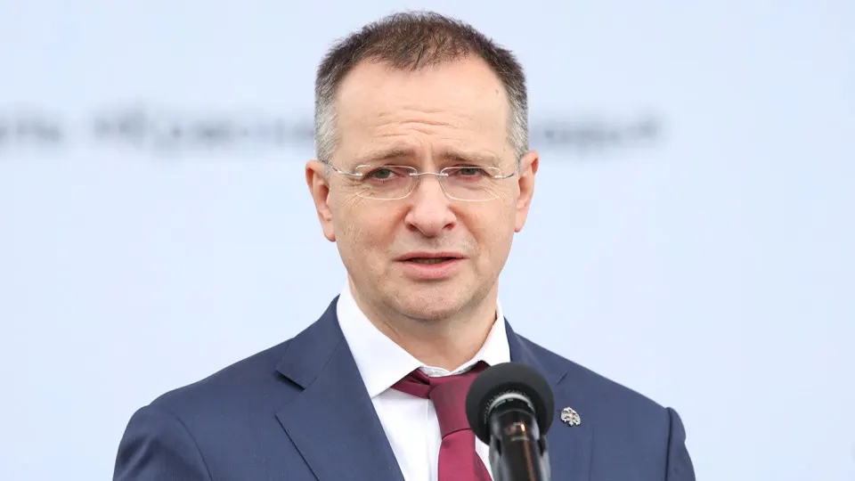 Владимир Мединский заявил о необходимости контроля на всех этапах кинопроизводства, возвращении практик советской цензуры и недопущении финансируемых государством «посредственных» фильмов; одновременно государственные приоритеты выделяют проекты о «традиционных ценностях», героях СВО и войне.