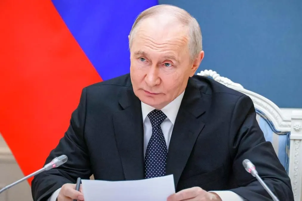 Указ от 1 июня 2026 года распространяет механизм на банковские вклады — теперь при обязательствах перед иностранцами из стран, признанных «недружественными», выплаты можно приостанавливать или проводить по особой схеме.