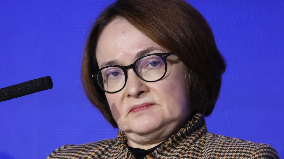 Резкий рост цен на бензин и падение выпуска нефтепродуктов повышают инфляционные риски и делают более отдалённой перспективу заметного смягчения денежно‑кредитной политики.