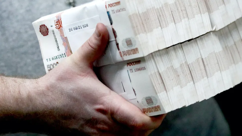 Банки фиксируют значительный отток средств в наличную форму: объём банкнот в обращении достиг рекордных 20 трлн рублей. Регулятор ужесточил контроль за операциями с наличными и требует пояснений по крупным внесениям.