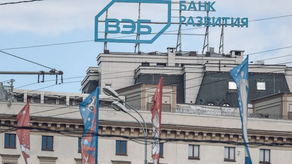 Госкорпорация развития ВЭБ планирует уменьшить бюджет и уволить 15% сотрудников в рамках подготовки к бюджетным параметрам 2027 года; сокращения затронут и дочерние структуры банка на фоне общего «кредитного охлаждения» экономики.