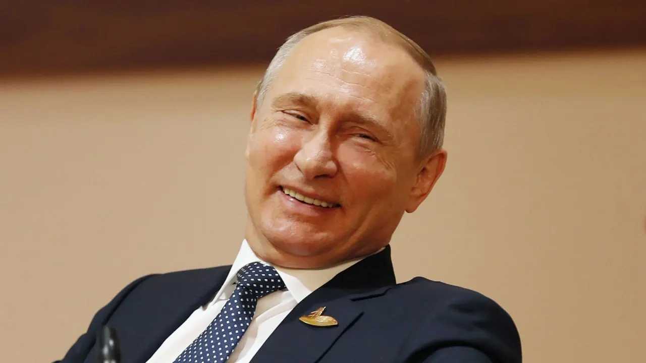 Из-за дефицита топлива Россия закупает готовый бензин у Индии — первые поставки около 60 тыс. тонн, дальнейшие поставки планируются на уровне 400 тыс. тонн в месяц.