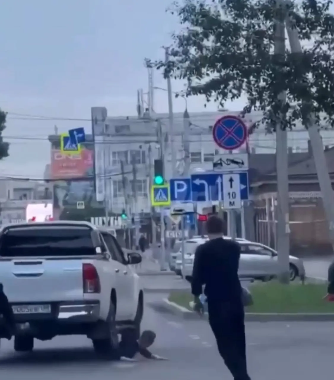 19 июля в центре Иркутска водитель Toyota Hilux сбил пешехода, проехал по нему и скрылся. Полиция просит свидетелей сообщить информацию.