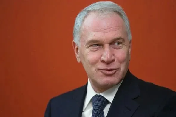 Президент вручил орден бизнесмену за вклад в социальные проекты, сохранение культурно‑исторических ценностей и благотворительную деятельность. Ранее Ковальчук уже получал орден IV степени; состояние оценивается примерно в $2 млрд.