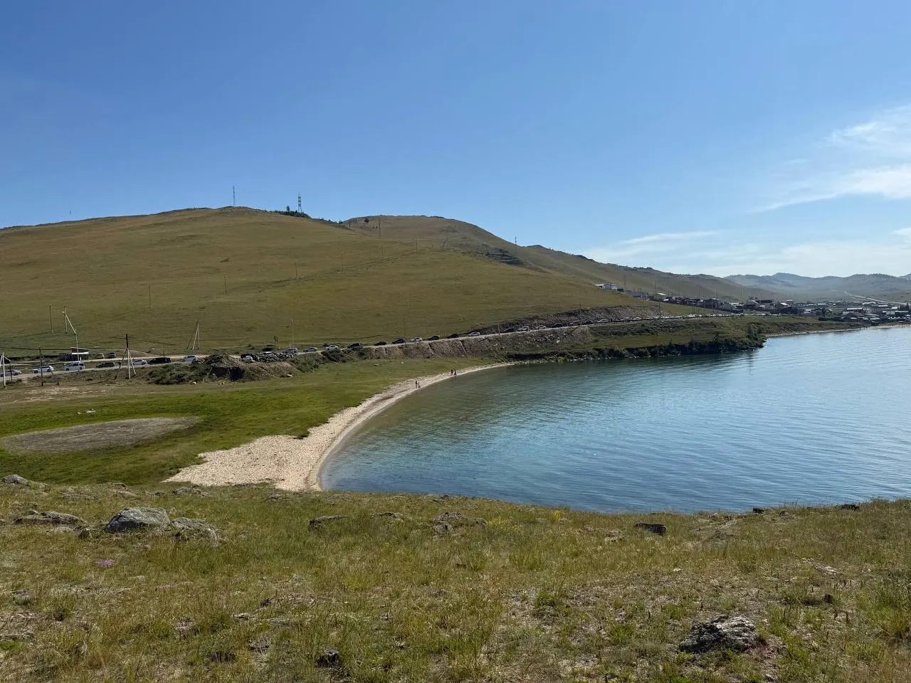 Семью с ребёнком, которому наложили гипс, не пустили без очереди на переправе — они провели ночь в общей очереди, в домах остались ещё четверо малышей. Проблему усугубляет отсутствие рентгена на острове и наплыв туристов в сезон.