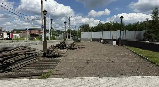В Иркутске заменят прогнивший деревянный настил перед Иерусалимской лестницей — отремонтируют почти 200 кв. м. Работы по укладке плитки на горе начались в начале лета.