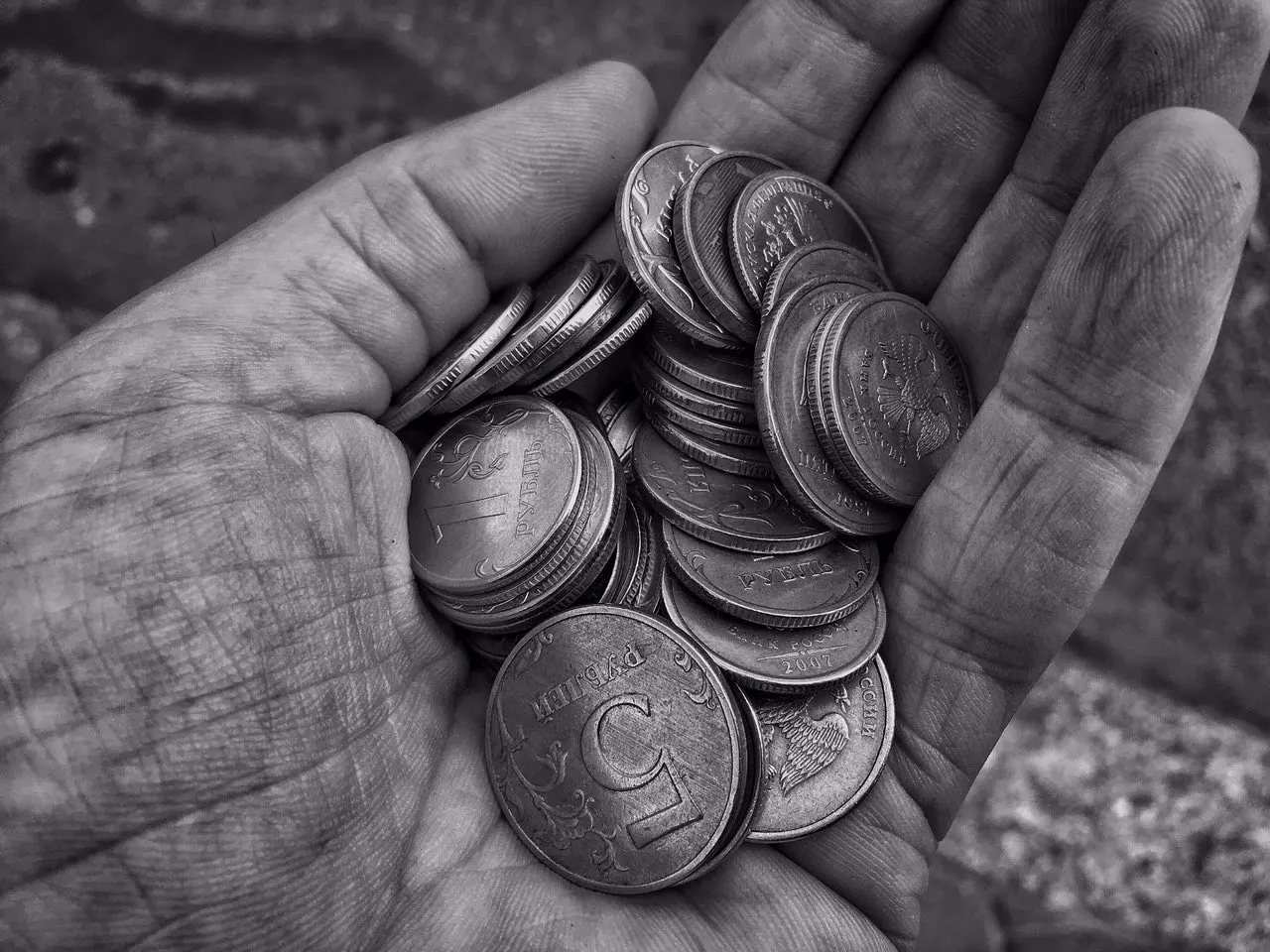 Министр труда Антон Котяков заявил, что снижение уровня бедности до 6,7% стало возможным после внедрения единого пособия и выделения финансирования; пособие названо ключевой мерой поддержки семей с детьми.