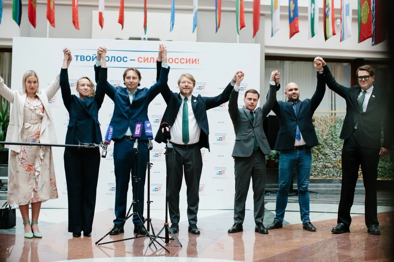 В федеральную часть списка партии включены 269 кандидатов. В программе — слоган «За мир и свободу!». В списке есть петербургские кандидаты; в региональной регистрации на выборы в Заксобрание остаются вопросы.