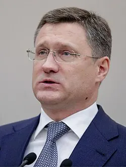 Вице‑премьер Александр Новак сообщил, что запрет на экспорт бензина будет продлён до конца текущего года; запрет на экспорт дизеля снимут по мере восстановления рынка, чтобы избежать проблем с переизбытком и снижением переработки.