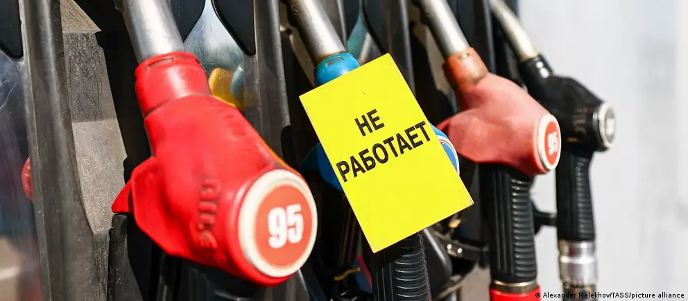 Дефицит топлива коснулся порядка 50 млн россиян. В результате атак беспилотников были повреждены крупнейшие нефтеперерабатывающие мощности, власти ввели ограничения внутри страны и временно запретили экспорт дизельного топлива.
