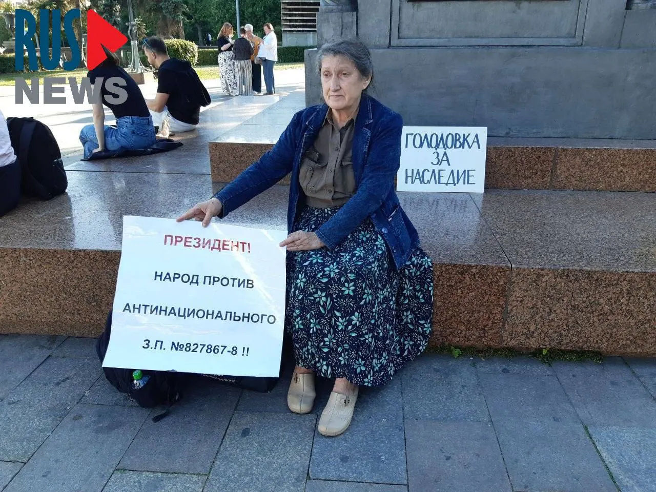 Председатель новосибирского отделения ВООПИК Наталья Шамина устроила голодовку у памятника Кириллу и Мефодию в центре Москвы и через час была доставлена в отделение полиции. Активисты протестуют против передачи регионам права исключать объекты культурного наследия из реестра.