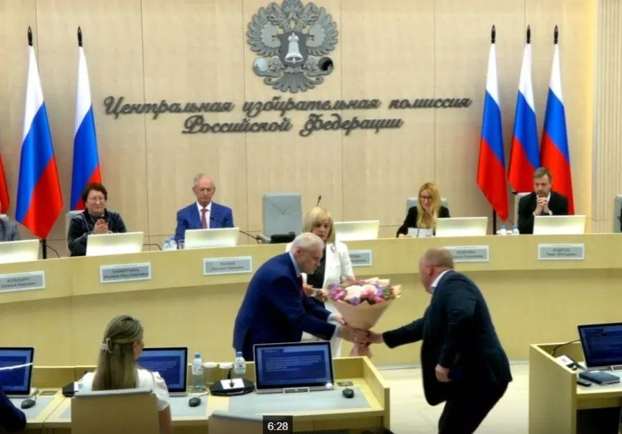 На 28-м заседании Центризбирком единогласно подтвердил списки «Справедливой России» (260 допущенных кандидатов), вручил Сергею Миронову удостоверение, назначил члена с правом совещательного голоса от ЛДПР и утвердил 43 финансовых уполномоченных «Яблока» в 42 регионах.