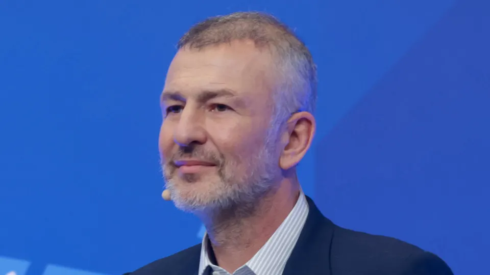 В рамках мирового соглашения миллиардер Андрей Мельниченко согласился перечислить 32 млрд рублей в пользу образовательного центра «Сириус» — после этого прокуратура отозвала иск о переводе СИБЭКО в государственную собственность.