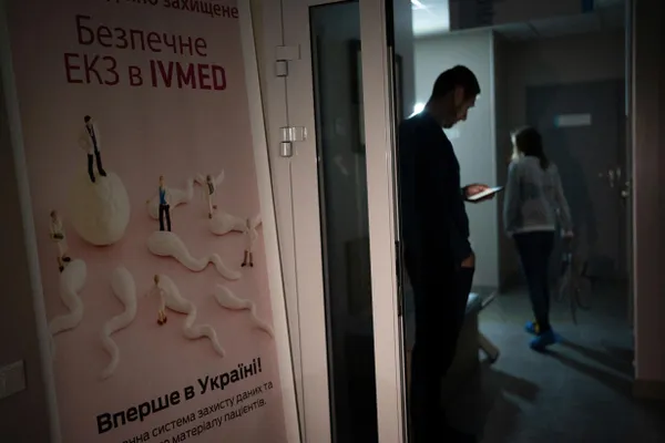 Депутаты единогласно приняли поправки в закон «О ветеранах»: женщины, являющиеся женами участников боевых действий и вдовами погибших (по ряду условий), смогут бесплатно пройти вспомогательные репродуктивные процедуры. Суррогатное материнство не покрывается.