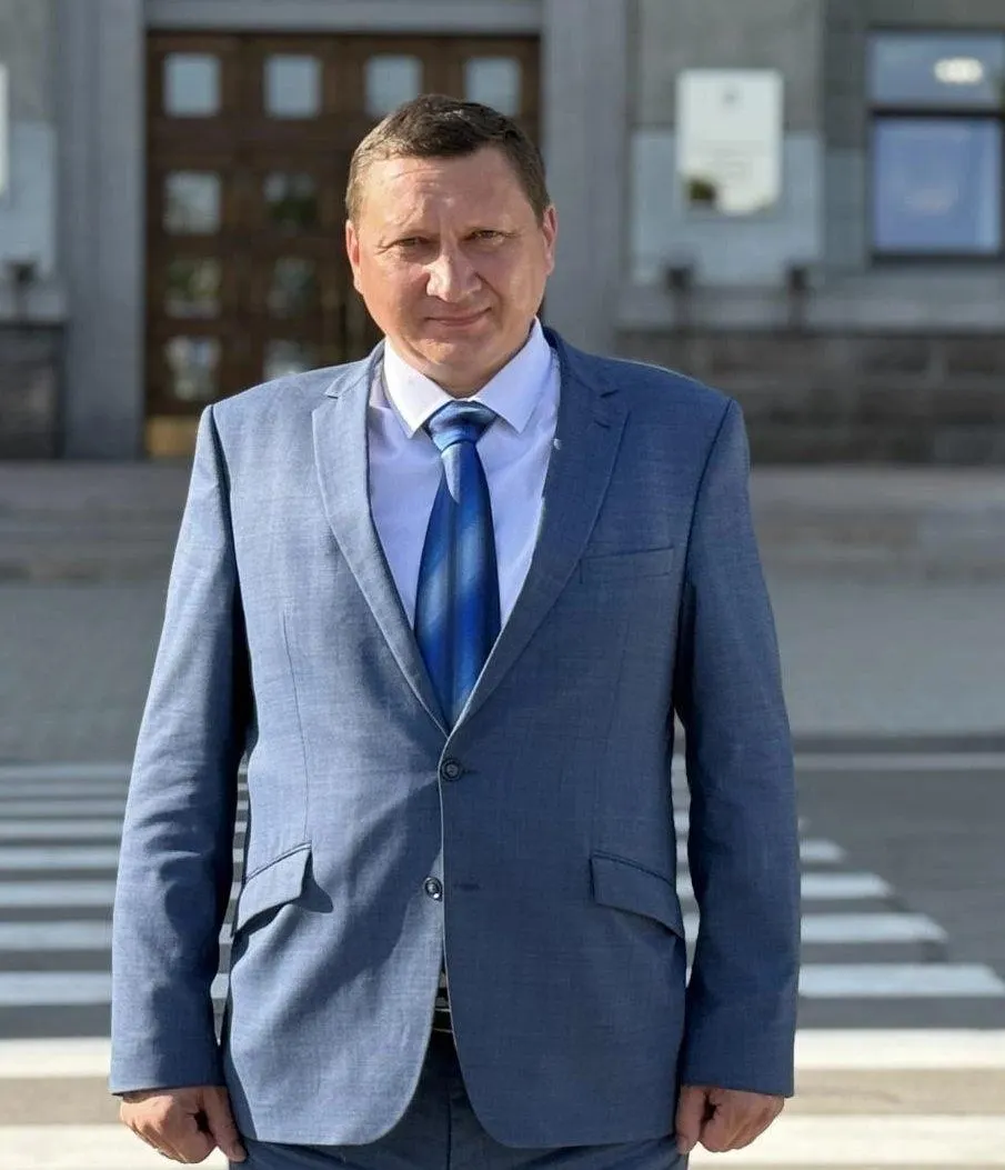 Он ранее уже руководил ведомством, работал в муниципальной службе и занимался бизнесом; с 12 мая по 5 июля 2026 года исполнял обязанности министра.