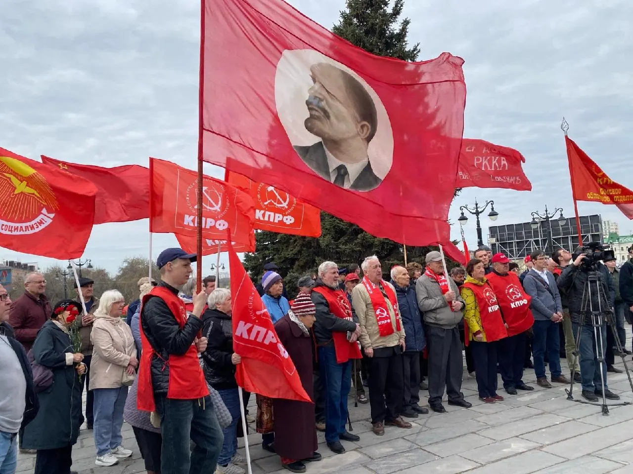 В закон о гарантиях избирательных прав внесут поправки: комиссии обяжут учитывать решения судов при регистрации списков, но нововведения заработают только со следующей избирательной кампании на региональном и муниципальном уровнях. Это может помешать участию некоторых оппозиционных и непарламентских партий в ближайших выборах.