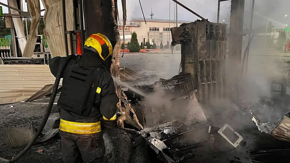 В результате ночного налёта беспилотников на Днепропетровскую область пострадали пять автозаправок — одна женщина погибла, трое получили ранения. Атака совпала с острым топливным кризисом в России и массовыми ограничениями продаж топлива.