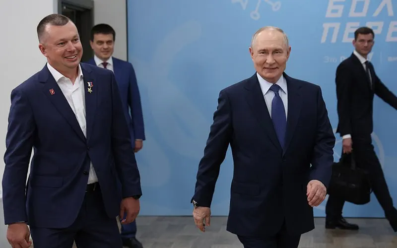 Депутат из Бурятии отмечает мифологизированное сопровождение визита Путина и указывает на региональные экономические и транспортные проблемы, включая временное снижение цен на топливо и заторы в Иркутской области.