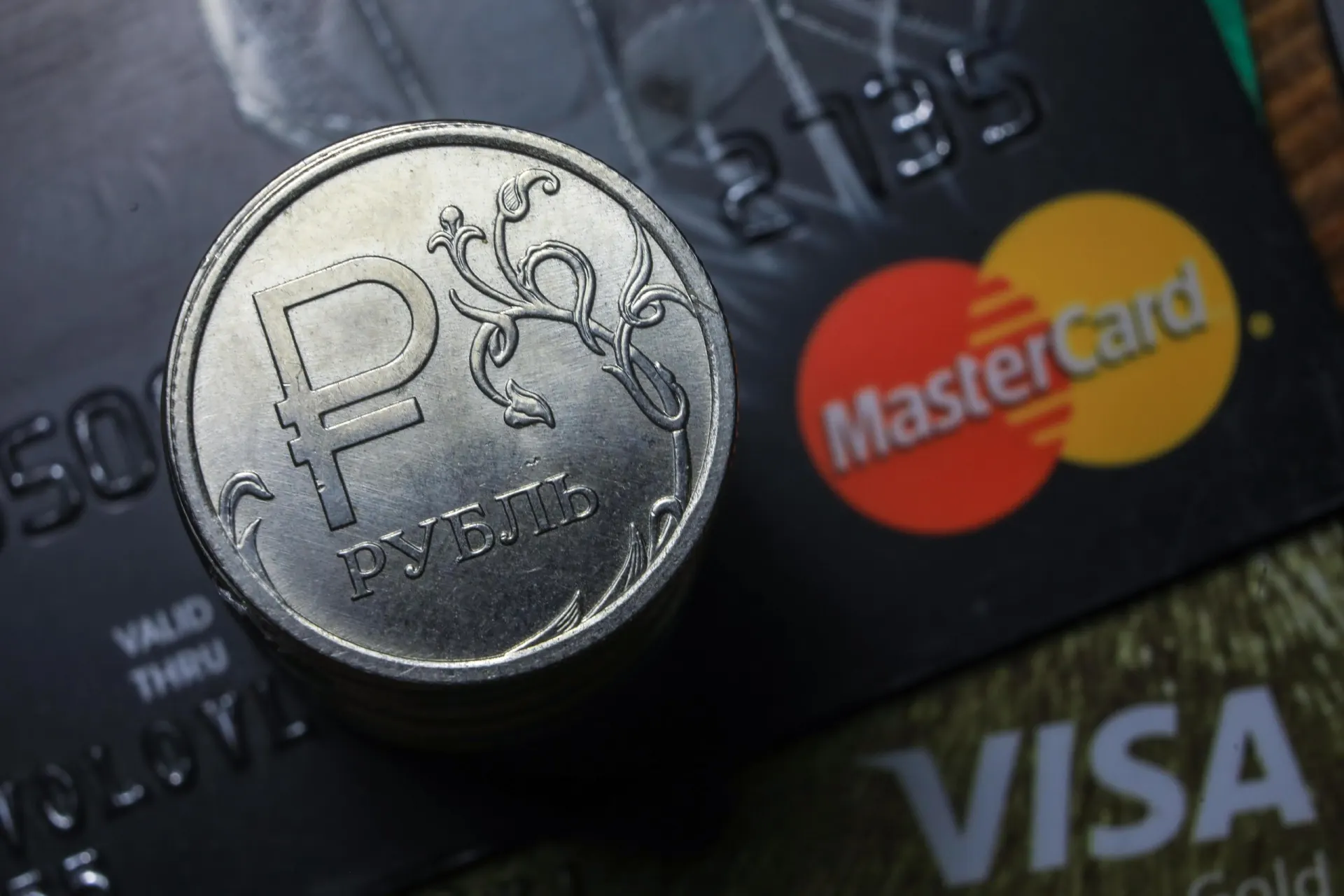 Пользователи сталкиваются с трудностями при оплате Visa и Mastercard, включая расчёты через систему СБП.