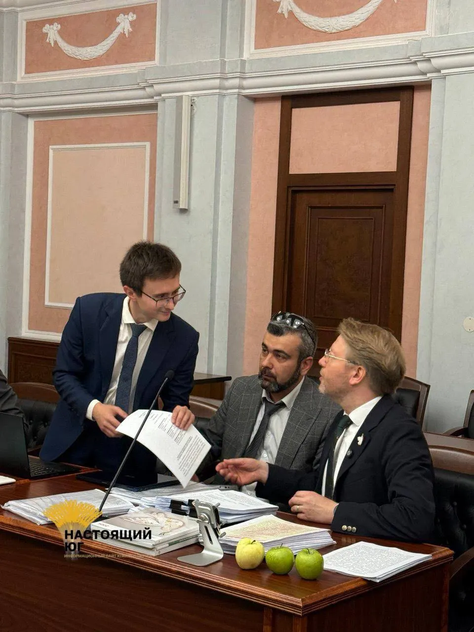 На заседании Верховного суда представитель ЦИК заявил, что партия «Яблоко» нарушила правила предвыборной агитации и авторские права; цитату «Пусть всегда будет солнце», произнесённую Григорием Явлинским в интервью без связи с кампанией, назвали нарушением; также отмечено нарушение условий использования OpenAI при подготовке агитационных материалов. Хотя бюллетень с участием партии был одобрен, глава комиссии попросила не отправлять его в печать до решения суда.