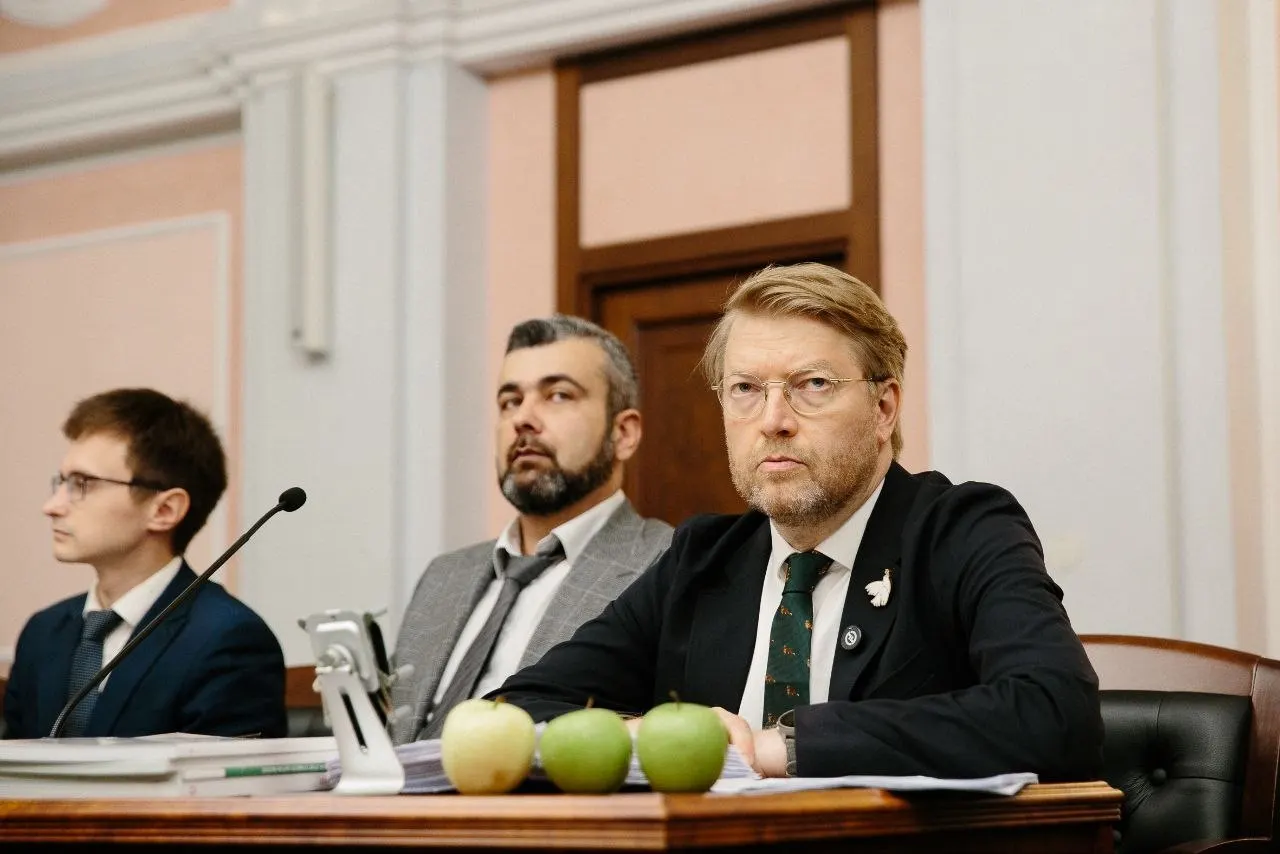 Иск о снятии партии с выборов рассматривается в Верховном суде. Стороны спорят об авторских правах, плакате и призыве к прекращению огня; решение косвенно влияет на ход голосования.