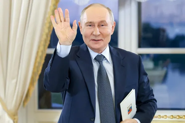 Президент России прибыл в столицу Бурятии для обсуждения вопросов развития общественного транспорта и региональной инфраструктуры.