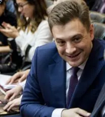 Коммунист Георгий Камнев обратился к Минпромторгу с призывом снизить стоимость автомобилей «АвтоВАЗа» на внутреннем рынке, указав на более низкие цены за пределами России; пример — Белоруссия, где LADA стоит дешевле примерно на 300 тысяч рублей, а Niva Legend 3D пользуется спросом в сельской местности.