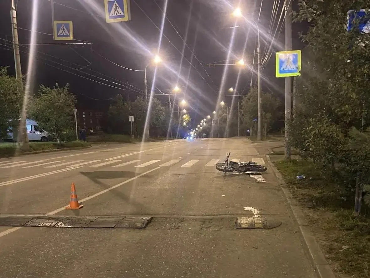 28-летний водитель мотоцикла и 35-летний пассажир погибли при вылете на бордюр на улице Вампилова в Иркутске; водитель не имел прав, погибший был без шлема.