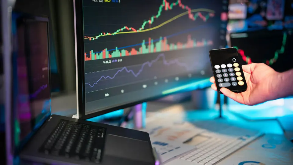 Россияне могут столкнуться с блокировкой активов в стейблкоине USDT; банк предупреждает об этом, а локальные цифровые инструменты продолжают развиваться на фоне санкций и киберугроз.