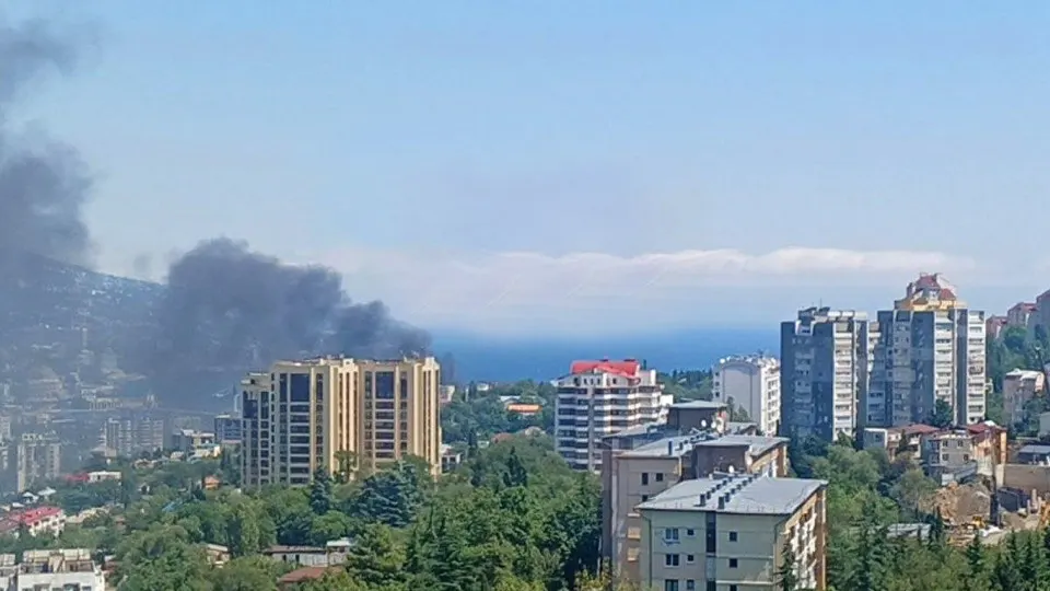Украина нанесла удары по побережью крымской Ялты беспилотниками; набережная оказалась охвачена огнем, власти эвакуируют район и призывают жителей держаться подальше от побережья.